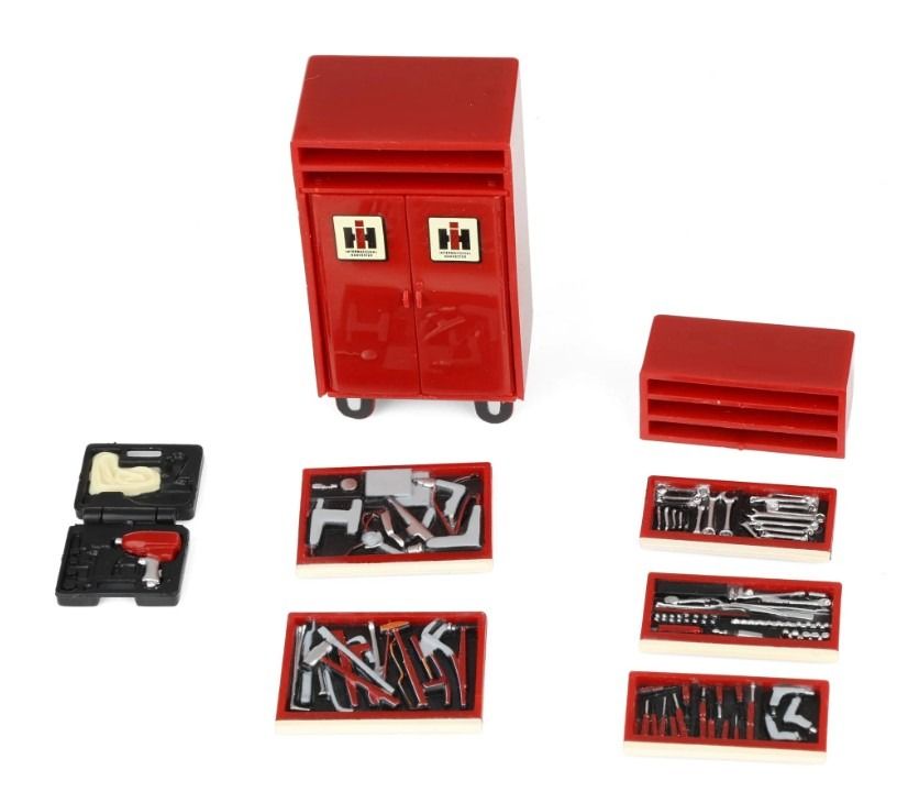 Tracteur Farmall Super H avec Outils – Collection Prestige – Échelle 1:16