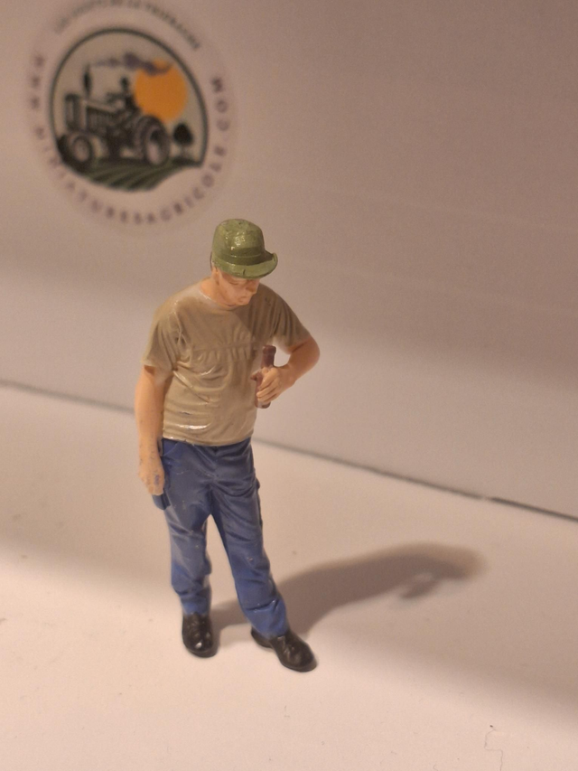 Miniature personnage tenant une bouteille 1:32 kos3