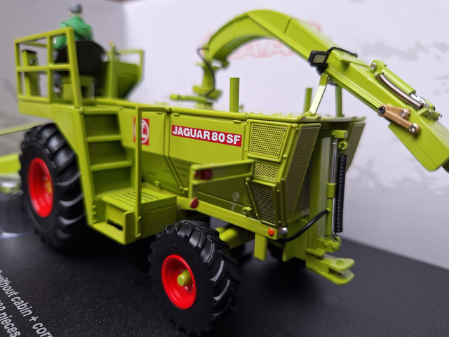 Ensileuse Claas Jaguar 80 SF sans cabine avec bec à maïs et son chauffeur- UH6774