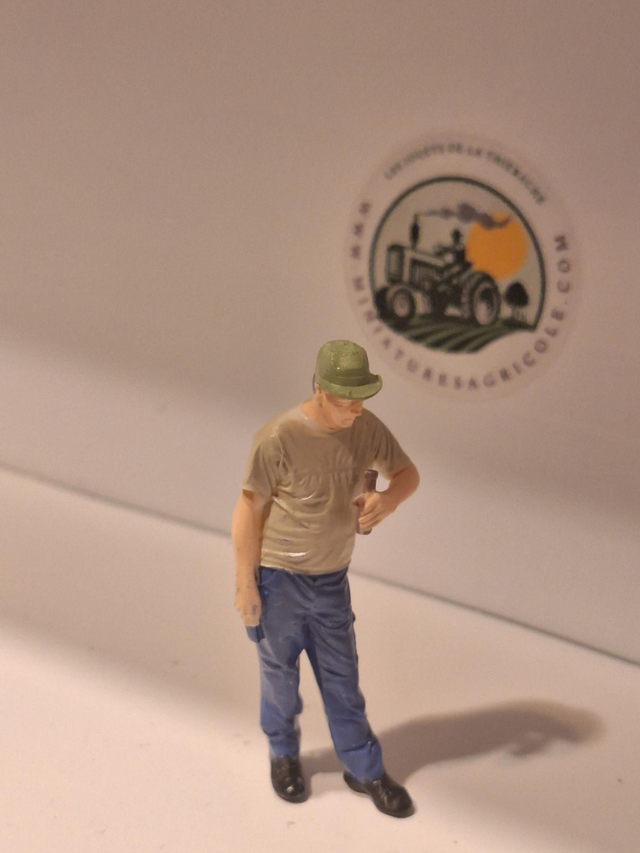 Miniature personnage tenant une bouteille 1:32 kos3