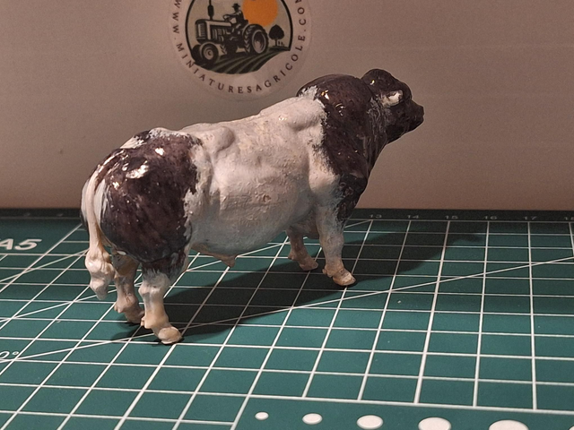 Miniatuur Belgisch Witblauw stier 1:32 bwb6