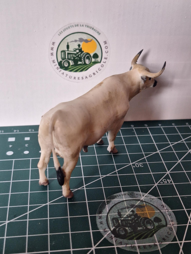 Taureau Mirandais en resine 1:32 mir02