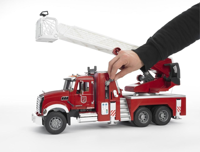 Camion de pompier avec échelle MACK Granite avec pompe 02821