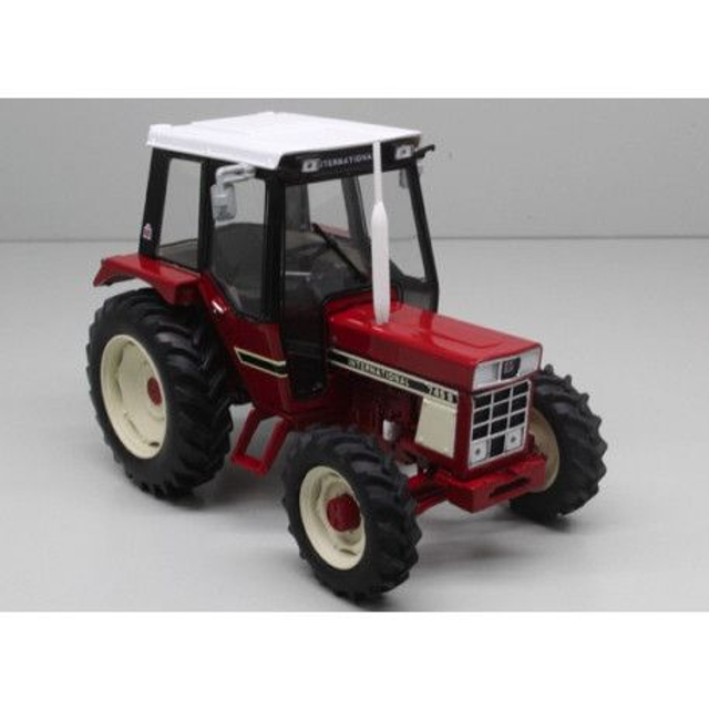 Rep 196 IH 745 S toit blanc 4x4
