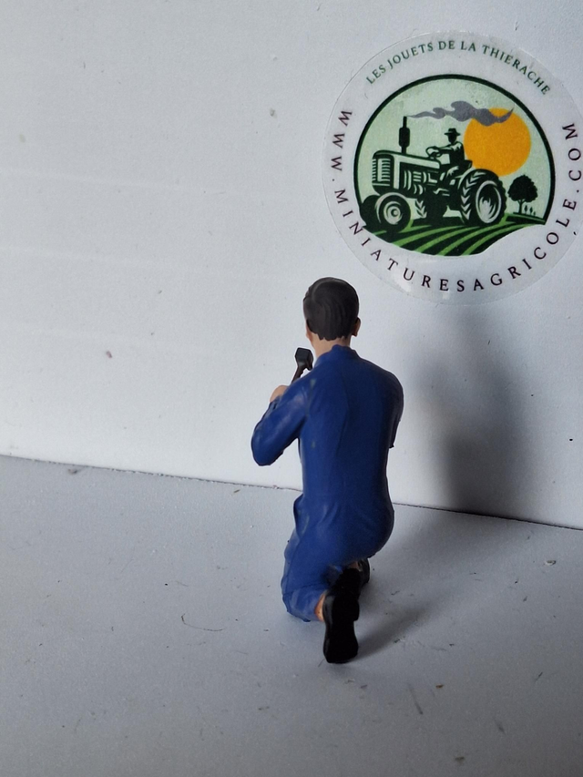 Figurine 1:32 tenant un marteau et un burin en resine peinte et vernis a la main kos06