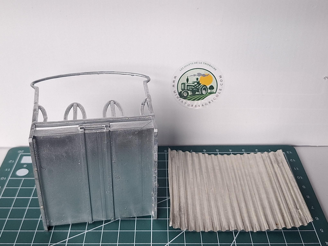 Ratelier / mangeoire à foin 1:32 en resine et toit en aluminium