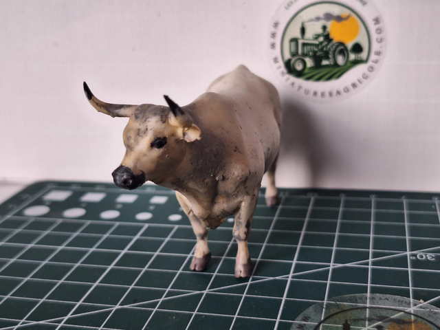 Taureau Mirandais en resine 1:32 mir03