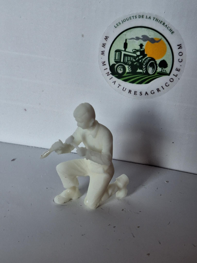 Figurine tenant un marteau et un burin en resine  à peindre 1:32 kos08