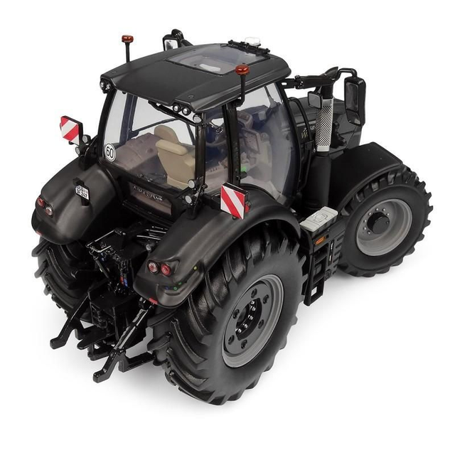 TRACTEUR DEUTZ-FAHR 7250 TTV WARRIOR Black Mat UH 6485 UNIVERSAL HOBBIES 1/32
