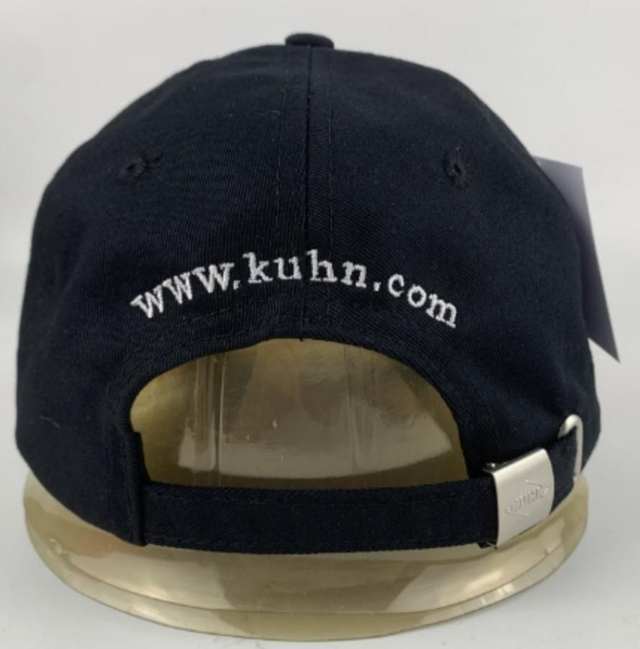 Casquette à visière, réglable, avec logo KUHN brodé. Boucle arrière embossée du logo KUHN. 987