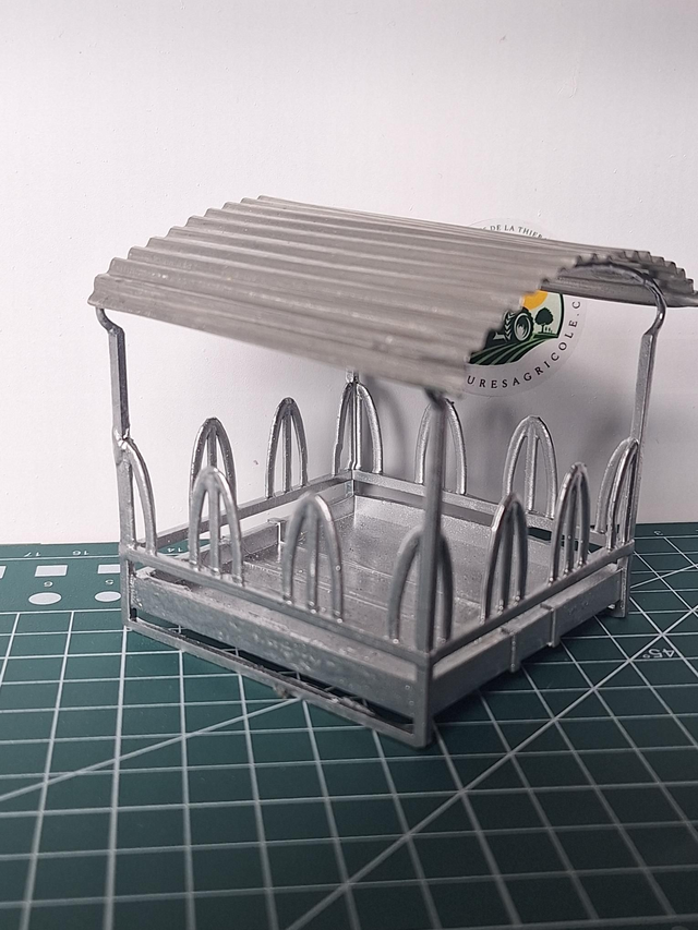 Ratelier / mangeoire à foin 1:32 en resine et toit en aluminium