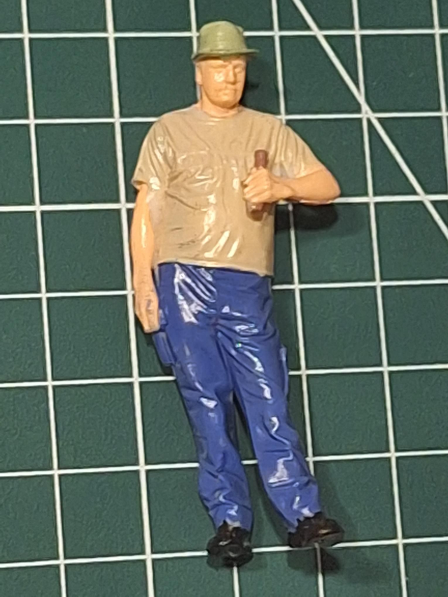 Miniature personnage tenant une bouteille 1:32 kos3