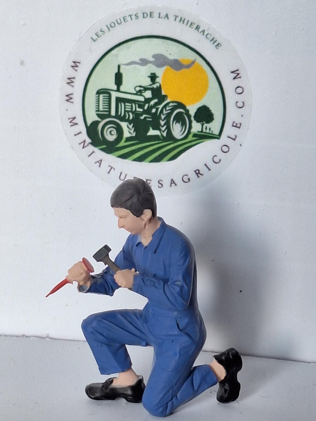 Figurine 1:32 tenant un marteau et un burin en resine peinte et vernis a la main kos06