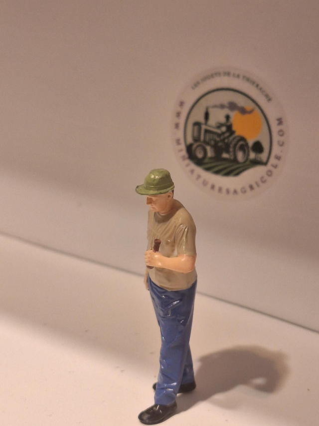 Miniature personnage tenant une bouteille 1:32 kos3