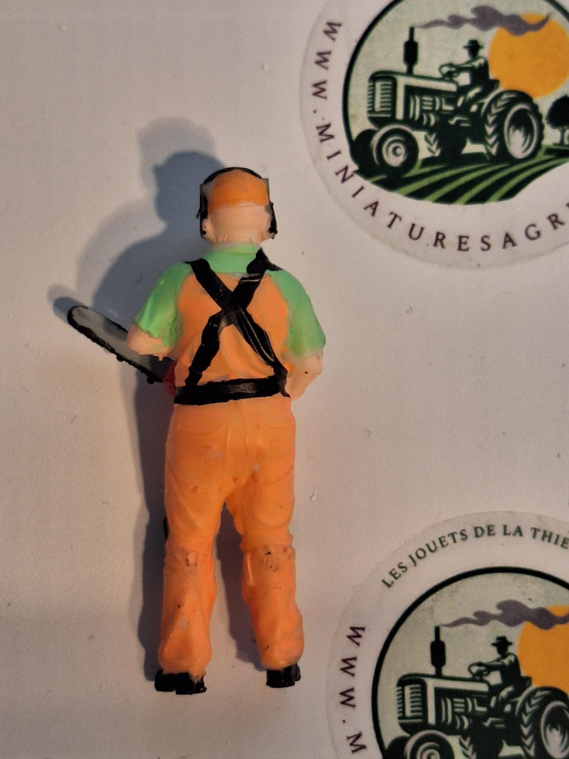 Figurine bûcheron avec tronçonneuse en resine 1:32 kos4