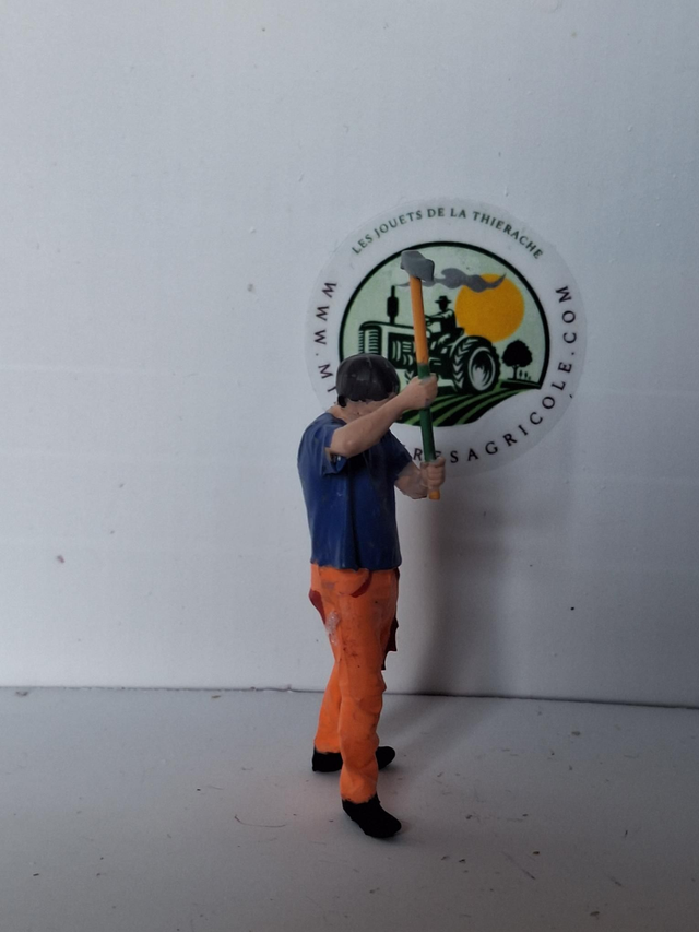 Personnage forestier tenant un merlin en résine peinte et vernis 1:32 kos05