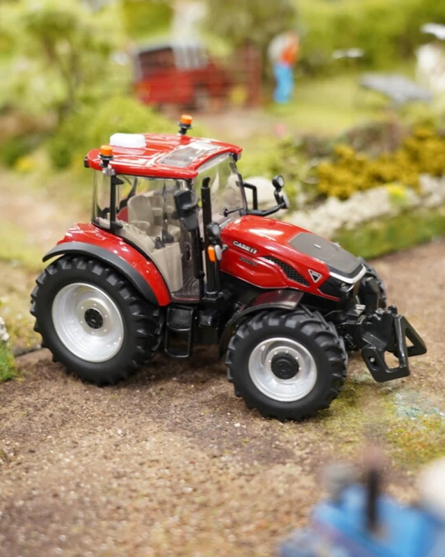 Tracteur Case IH Farmall 120C Britains 43428 à l'échelle 1:32