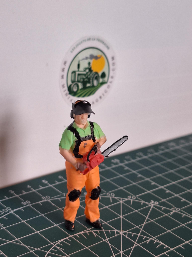 Figurine bûcheron avec tronçonneuse en resine 1:32 kos4