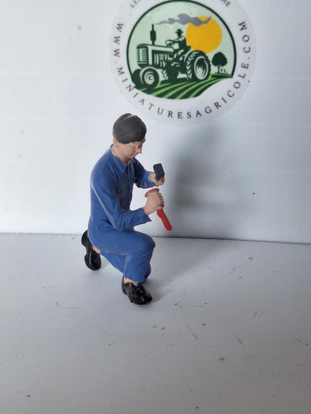 Figurine 1:32 tenant un marteau et un burin en resine peinte et vernis a la main kos06