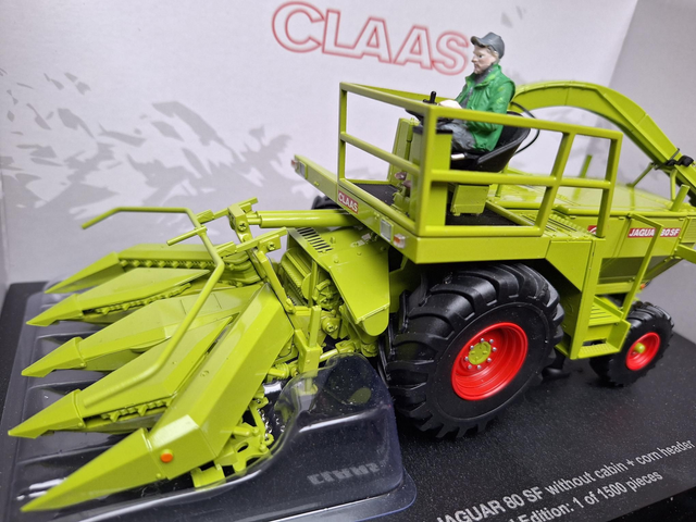Ensileuse Claas Jaguar 80 SF sans cabine avec bec à maïs et son chauffeur- UH6774