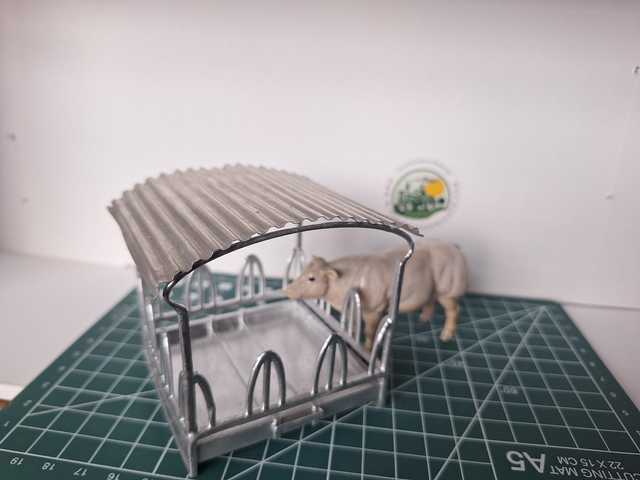 Ratelier / mangeoire à foin 1:32 en resine et toit en aluminium