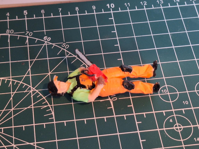 Figurine bûcheron avec tronçonneuse en resine 1:32 kos4