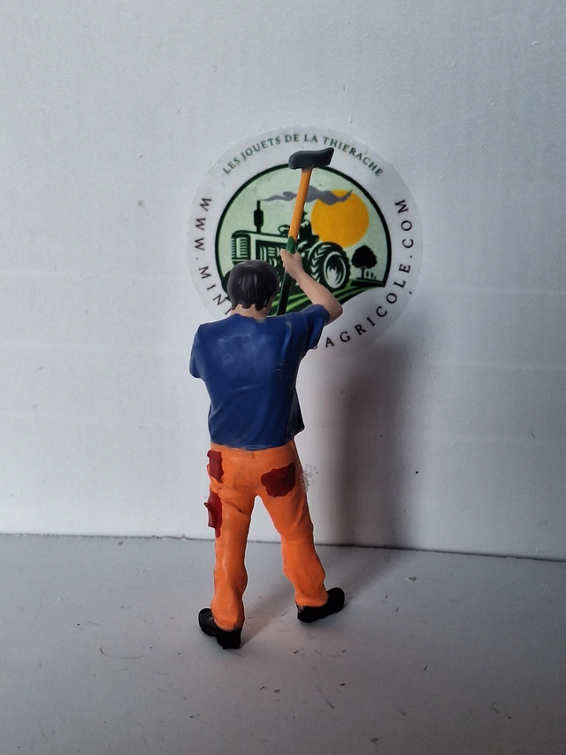 Personnage forestier tenant un merlin en résine peinte et vernis 1:32 kos05