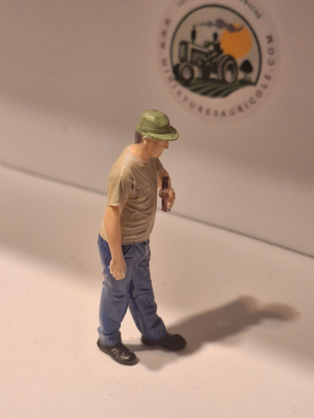 Miniature personnage tenant une bouteille 1:32 kos3