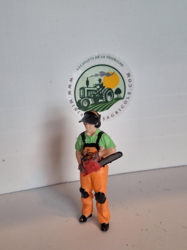 Figurine bûcheron avec tronçonneuse en resine 1:32 kos4
