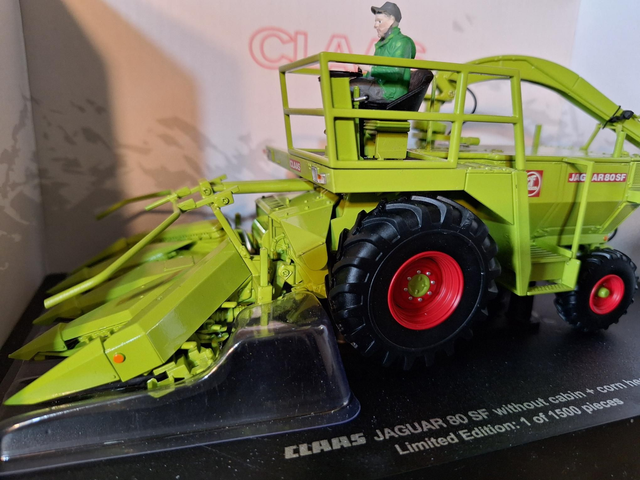Ensileuse Claas Jaguar 80 SF sans cabine avec bec à maïs et son chauffeur- UH6774