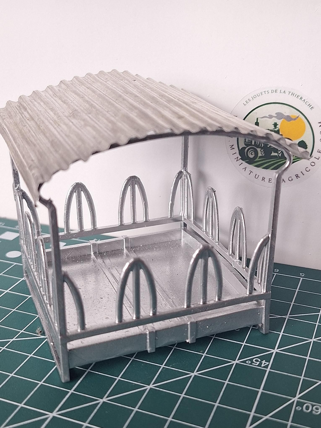 Ratelier / mangeoire à foin 1:32 en resine et toit en aluminium