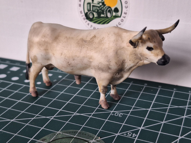 Taureau Mirandais en resine 1:32 mir03