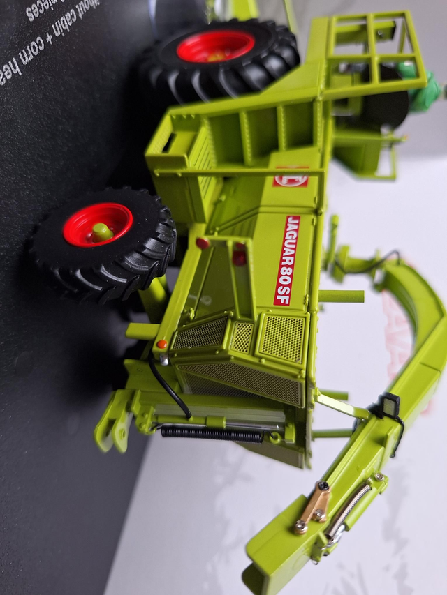 Ensileuse Claas Jaguar 80 SF sans cabine avec bec à maïs et son chauffeur- UH6774